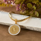 Collier avec Pendentif Mains en Prière Serties de Zircons : Emblème de l'Humilité Divine