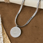 Collier avec Pendentif Mains en Prière Serties de Zircons : Emblème de l'Humilité Divine