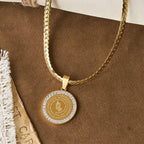 Collier avec Pendentif Mains en Prière Serties de Zircons : Emblème de l'Humilité Divine
