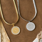 Collier avec Pendentif Mains en Prière Serties de Zircons : Emblème de l'Humilité Divine