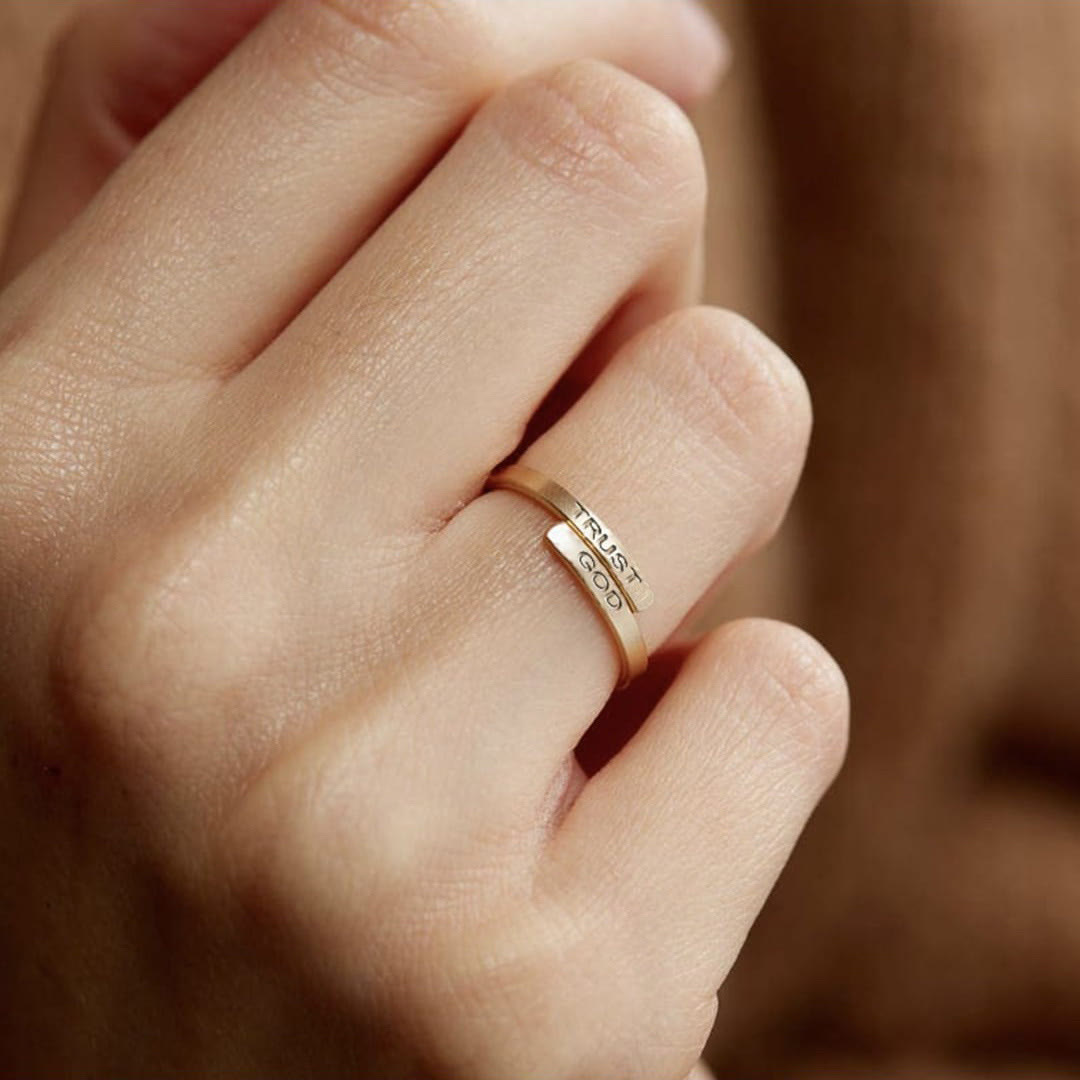 Bague à double-bande « TRUST GOD » : Fidèle compagne de la confiance divine