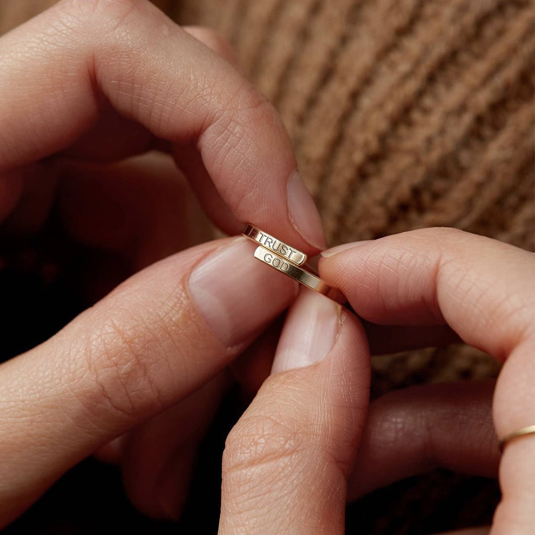 Bague à double-bande « TRUST GOD » : Fidèle compagne de la confiance divine
