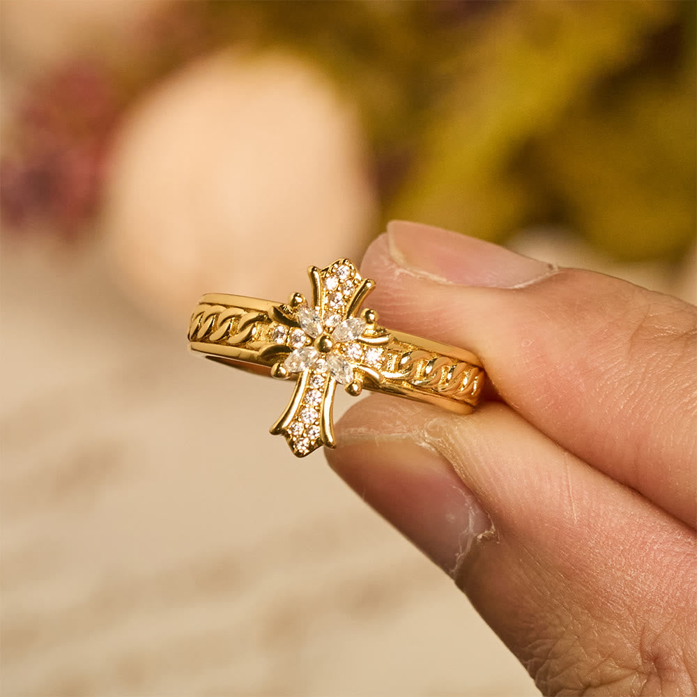 Bague sertie de zircon et émaillée de fleur de lys : emblème de pureté et de rédemption divines