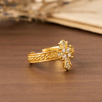 Bague sertie de zircon et émaillée de fleur de lys : emblème de pureté et de rédemption divines