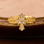 Bague sertie de zircon et émaillée de fleur de lys : emblème de pureté et de rédemption divines