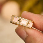 Bague sertie de zircon et émaillée de fleur de lys : emblème de pureté et de rédemption divines