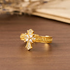 Bague sertie de zircon et émaillée de fleur de lys : emblème de pureté et de rédemption divines