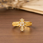Bague sertie de zircon et émaillée de fleur de lys : emblème de pureté et de rédemption divines