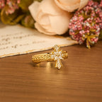 Bague sertie de zircon et émaillée de fleur de lys : emblème de pureté et de rédemption divines