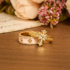 Bague sertie de zircon et émaillée de fleur de lys : emblème de pureté et de rédemption divines