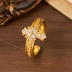 Bague sertie de zircon et émaillée de fleur de lys : emblème de pureté et de rédemption divines