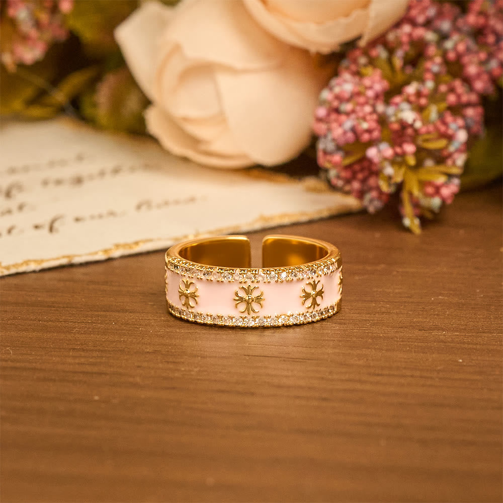 Bague sertie de zircon et émaillée de fleur de lys : emblème de pureté et de rédemption divines