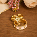 Bague sertie de zircon et émaillée de fleur de lys : emblème de pureté et de rédemption divines