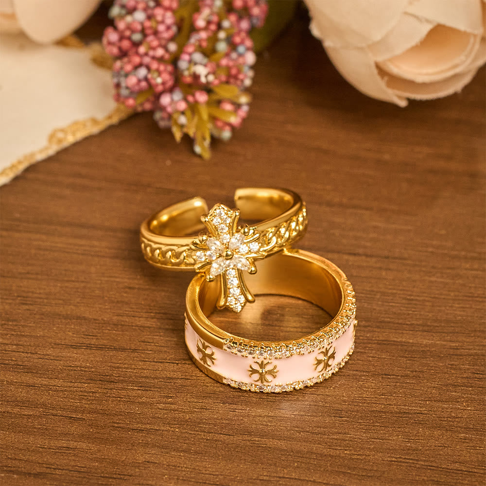Bague sertie de zircon et émaillée de fleur de lys : emblème de pureté et de rédemption divines