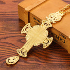 Collar con colgante de cruz ortodoxa ornamentada con gemas: Emblema de redención y gloria divina