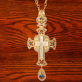 Collar con colgante de cruz ortodoxa ornamentada con gemas: Emblema de redención y gloria divina