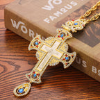 Collar con colgante de cruz ortodoxa ornamentada con gemas: Emblema de redención y gloria divina