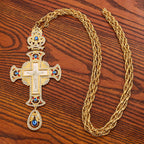 Collar con colgante de cruz ortodoxa ornamentada con gemas: Emblema de redención y gloria divina