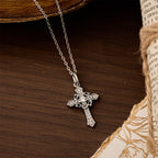 Collar con Cruz Geométrica Brillante: Un Símbolo de Esperanza Eterna y Protección Divina