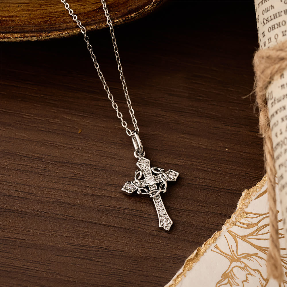 Collar con Cruz Geométrica Brillante: Un Símbolo de Esperanza Eterna y Protección Divina