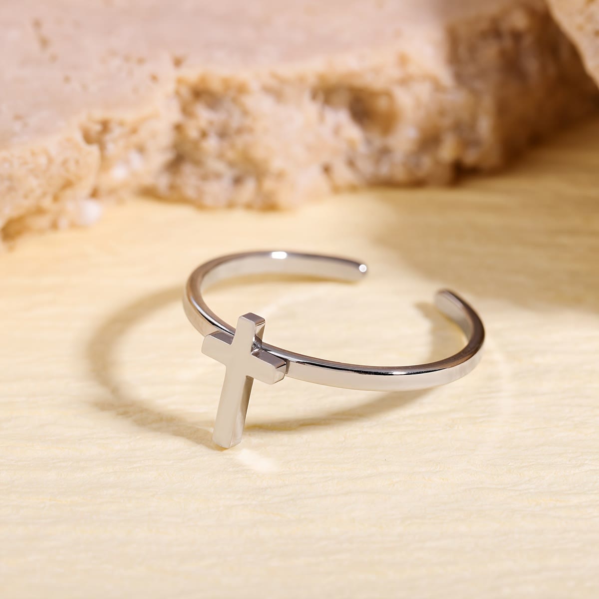 Anillo Abierto de Cruz Minimalista: Un Símbolo de Fe Devota y Gracia Espiritual