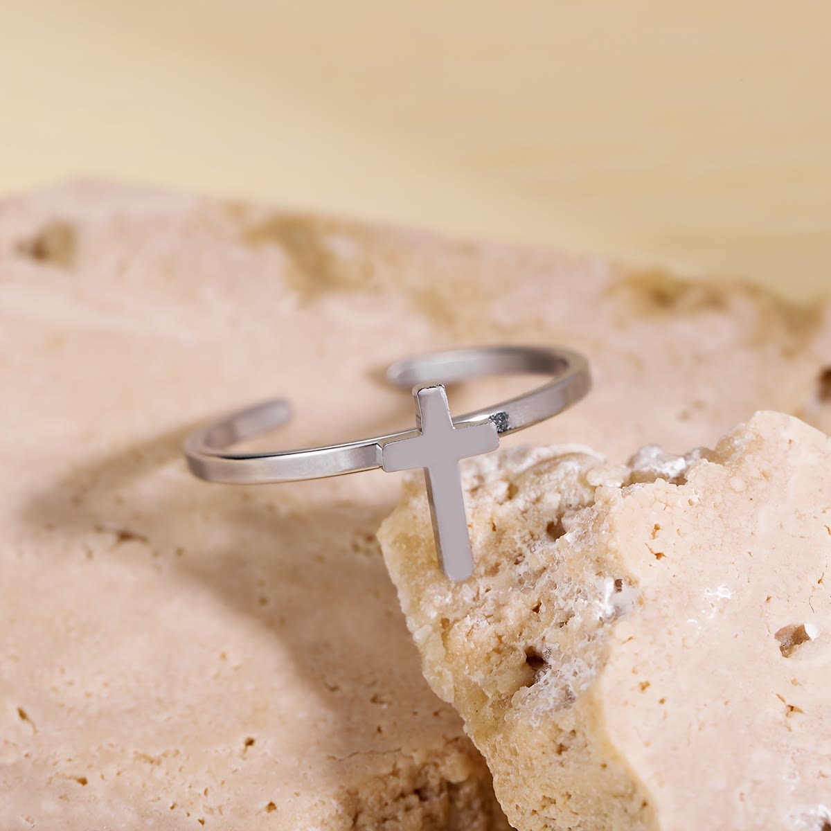 Anillo Abierto de Cruz Minimalista: Un Símbolo de Fe Devota y Gracia Espiritual