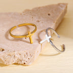 Anillo Abierto de Cruz Minimalista: Un Símbolo de Fe Devota y Gracia Espiritual