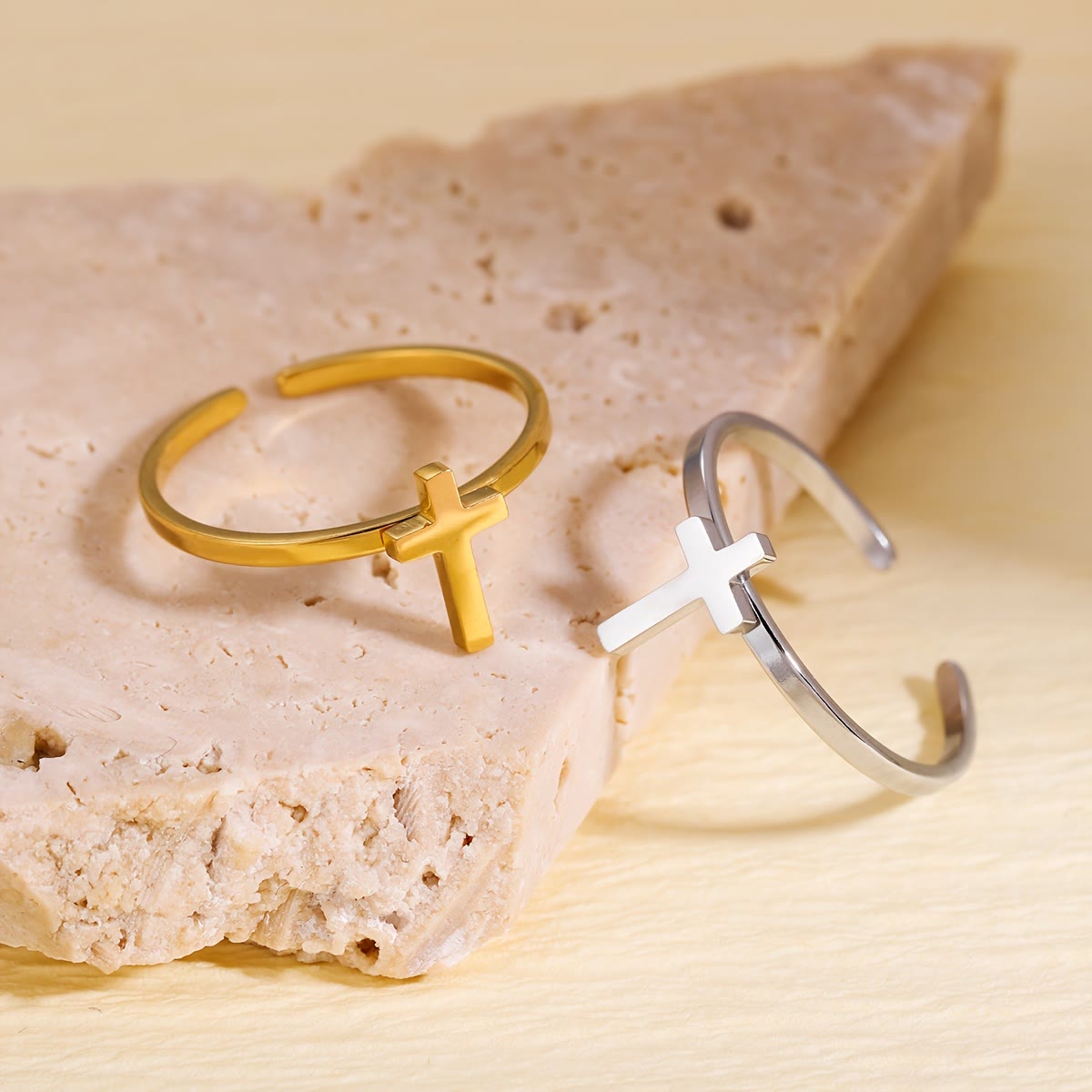 Anillo Abierto de Cruz Minimalista: Un Símbolo de Fe Devota y Gracia Espiritual