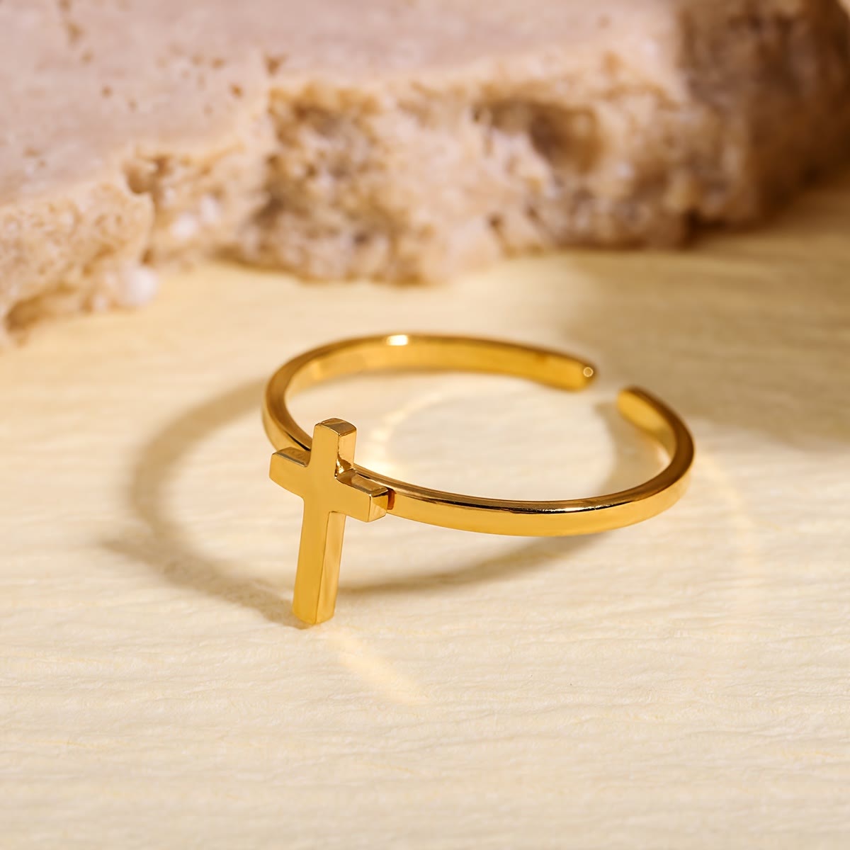 Anillo Abierto de Cruz Minimalista: Un Símbolo de Fe Devota y Gracia Espiritual