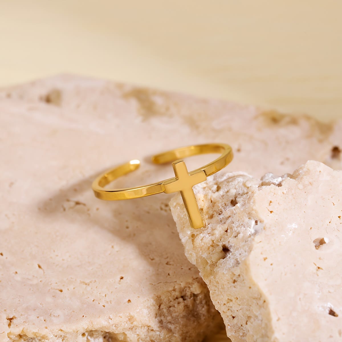 Anillo Abierto de Cruz Minimalista: Un Símbolo de Fe Devota y Gracia Espiritual