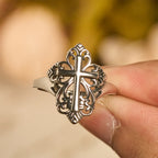 Anillo abierto con cruz de filigrana Heritage: un símbolo de devoción mariana y cuidado divino