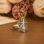 Anillo abierto con cruz de filigrana Heritage: un símbolo de devoción mariana y cuidado divino