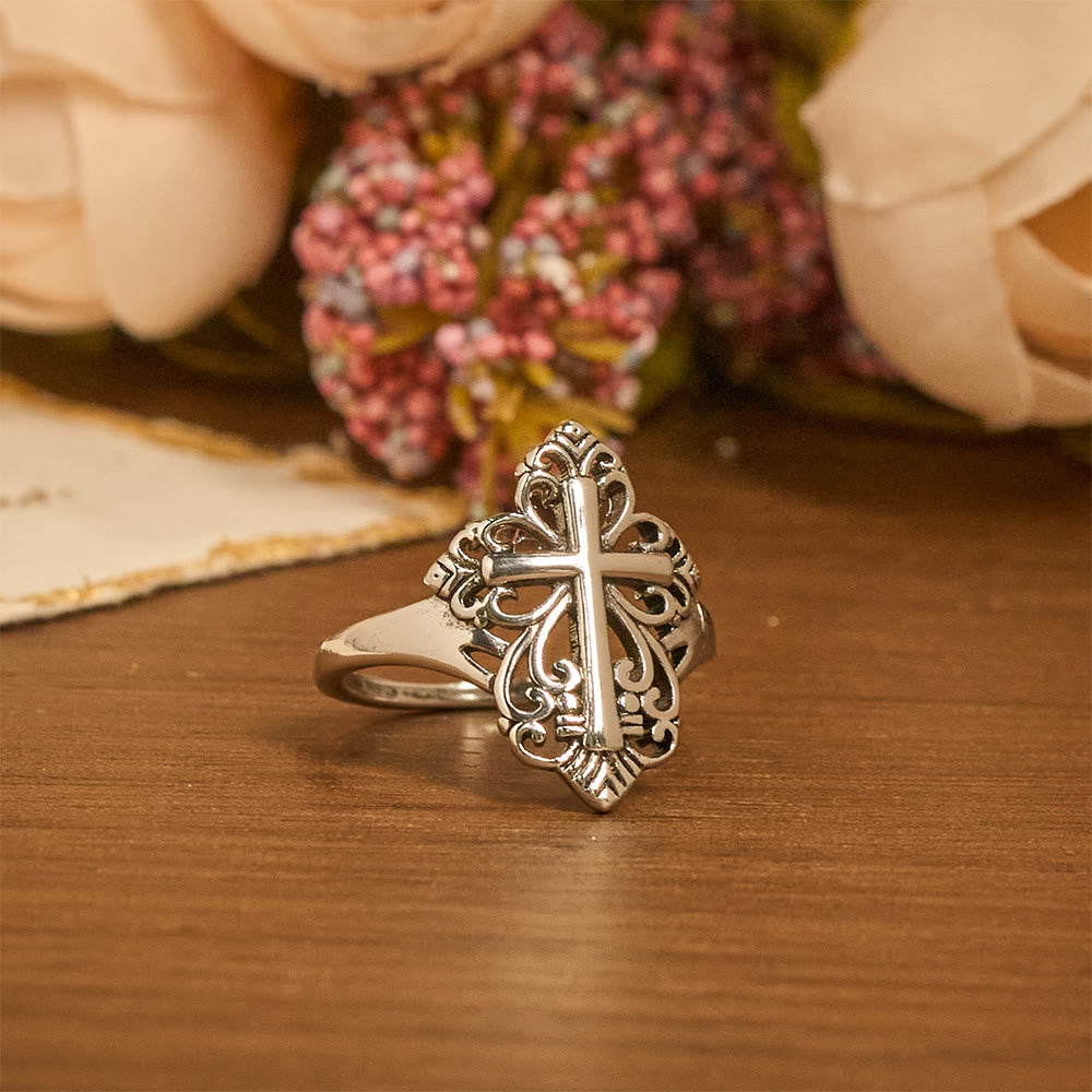 Anillo abierto con cruz de filigrana Heritage: un símbolo de devoción mariana y cuidado divino