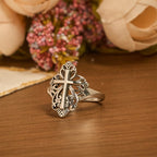 Anillo abierto con cruz de filigrana Heritage: un símbolo de devoción mariana y cuidado divino