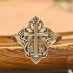 Anillo abierto con cruz de filigrana Heritage: un símbolo de devoción mariana y cuidado divino