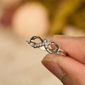 Elegante Anillo Abierto Cruz Infinito con Grabado: Emblema de Fuerza Espiritual y Guía Divina