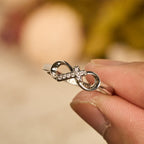 Elegante Anillo Abierto Cruz Infinito con Grabado: Emblema de Fuerza Espiritual y Guía Divina