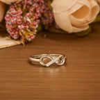 Elegante Anillo Abierto Cruz Infinito con Grabado: Emblema de Fuerza Espiritual y Guía Divina