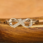 Elegante Anillo Abierto Cruz Infinito con Grabado: Emblema de Fuerza Espiritual y Guía Divina