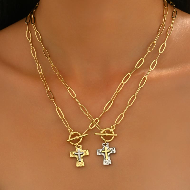 Cadena cruzada texturizada de doble tono con broche OT: un símbolo de conexión divina