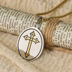 Collar con Medallón Reversible de Corazón Sagrado Tricolor y Cruz: Emblema del Amor Divino