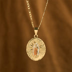 Collier Médaille Ovale de la Vierge Marie, quatre styles, éclatant : Un gage de bénédiction céleste