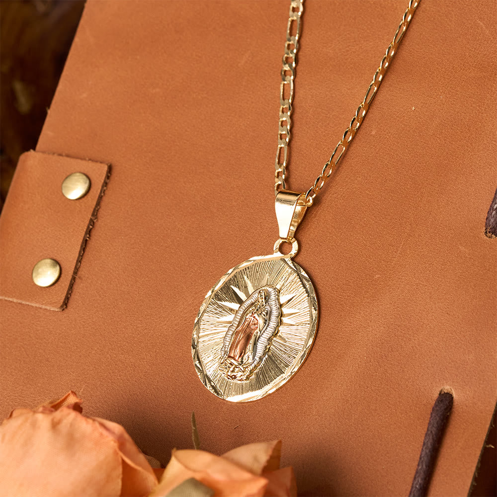 Collier Médaille Ovale de la Vierge Marie, quatre styles, éclatant : Un gage de bénédiction céleste