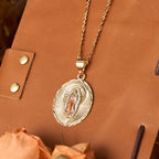 Collier Médaille Ovale de la Vierge Marie, quatre styles, éclatant : Un gage de bénédiction céleste