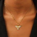 Collier Ailé Colombe du Saint-Esprit Scintillant : Emblème de la Guidance Divine