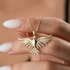 Collier Ailé Colombe du Saint-Esprit Scintillant : Emblème de la Guidance Divine