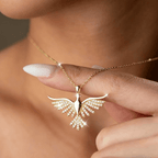 Collier Ailé Colombe du Saint-Esprit Scintillant : Emblème de la Guidance Divine