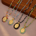 Collar con medalla de la Virgen con borde de cuentas: Emblema de devoción mariana