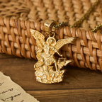 Collier avec pendentif Archange Saint Michel bicolore : Emblème de protection divine