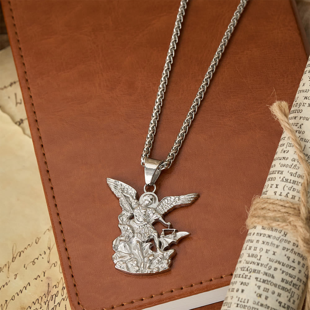 Collier avec pendentif Archange Saint Michel bicolore : Emblème de protection divine